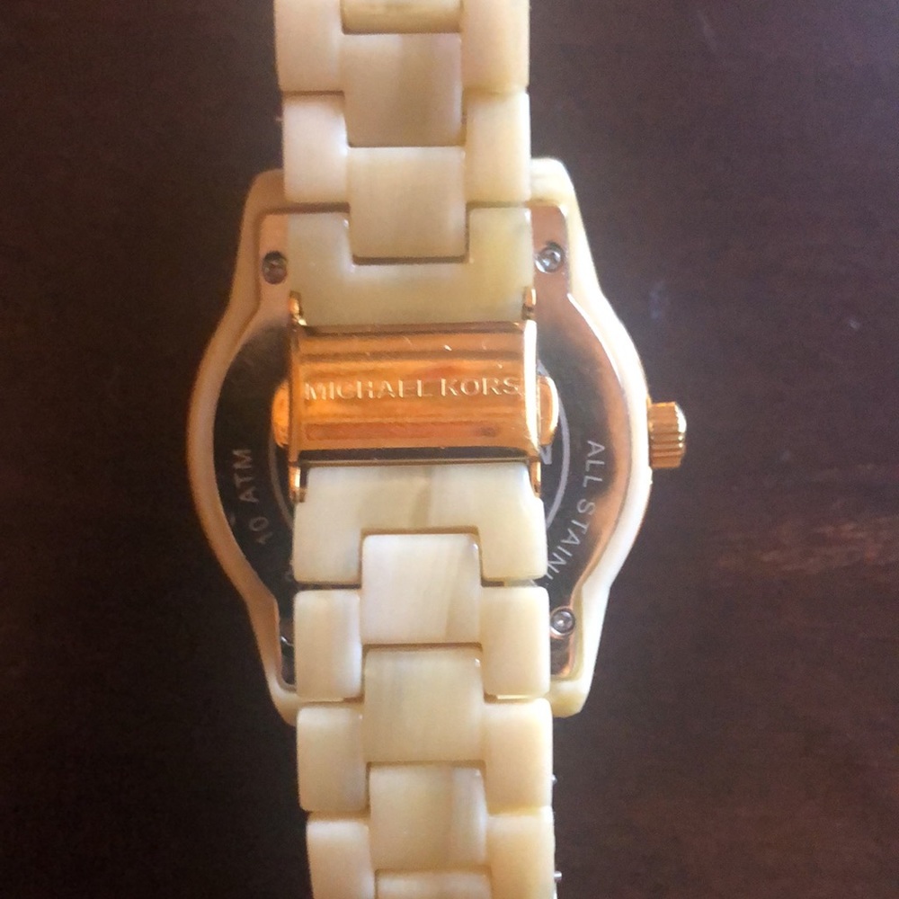 Michael Kors - Picture 3 of 4